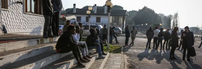 Migranti violenti sgomberato hotel