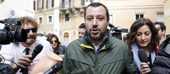 Salvini non rispondo agli insulti