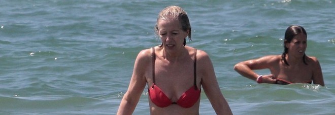 Stefania Giannini sulla spiaggia