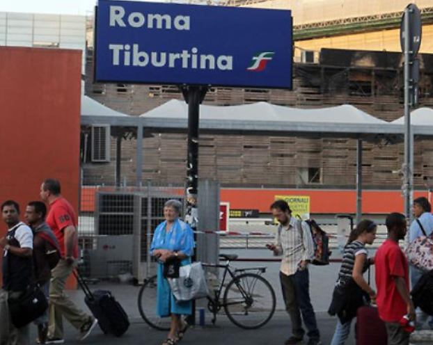 Straniero accoltella vigilantes poi si spara in metropolitana